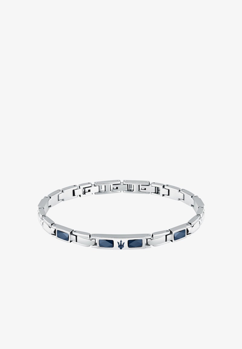 Bracciale in tonalità argento con link rettangolari, adornato con pietre blu e un emblema centrale. Texture liscia con finitura lucida.