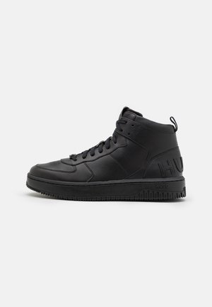 Schwarzer High-Top-Sneaker mit Schnürsenkeln, Zuglasche hinten, strukturierter Sohle und geprägt "HUGO" Branding an Ferse und Zwischensohle.