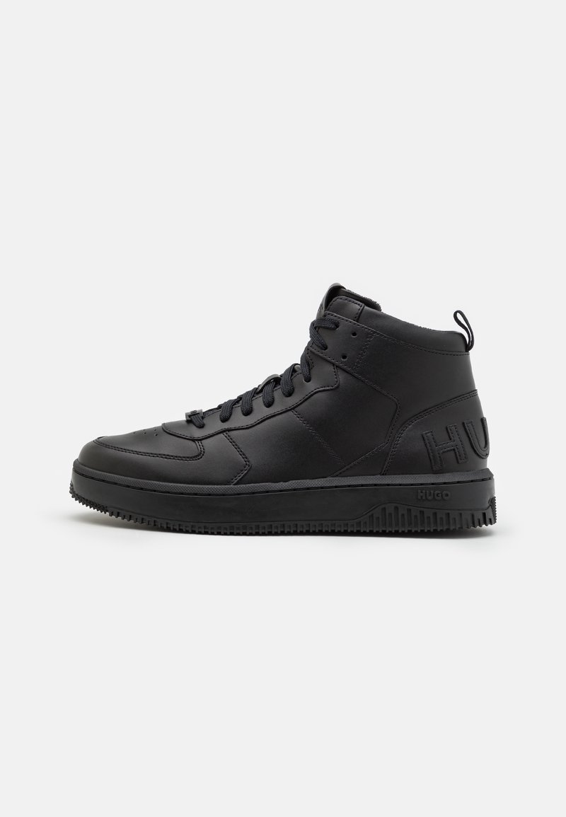 Baskets montantes noires avec lacets, languette arrière, semelle texturée et logo "HUGO" embossé sur le talon et la semelle intermédiaire.