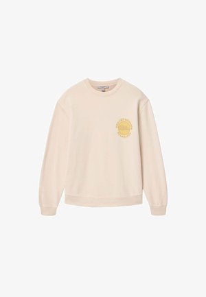 Beżowa bluza z długim rękawem, okrągłym dekoltem oraz małym żółtym, okrągłym logo i napisem na lewej piersi.