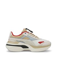 Chunky Sneaker mit einem Obermaterial aus beigem und grauem Mesh, roten Akzenten, einer strukturierten Textilzunge und einer dicken weißen und schwarzen Sohle.