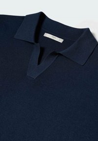 Laivasto sininen polo paita, joka on valmistettu neulotusta kankaasta. Ominaisuuksiin kuuluu klassinen kaulus, kolme napin aukkoa ja teksturoitu pinta. Tuotetunnus näkyy kauluksessa.