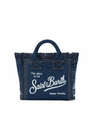 Borsa in denim con bordi sfrangiati e manici, con testo bianco: "The place to be Saint Barth Summer Paradise."