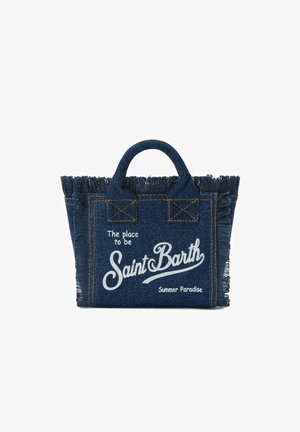 Torba na ramię z denimu z postrzępionymi krawędziami i uchwytami, z białym napisem: „The place to be Saint Barth Summer Paradise.”