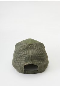 Gorra verde con un panel frontal sólido y parte trasera de malla. Visera curva, correa plástica ajustable en la parte posterior y una superficie texturizada.
