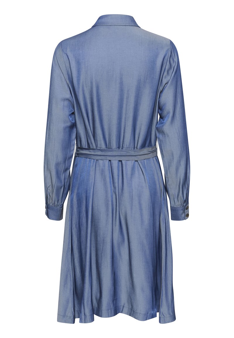 Jeanshemdkleid in Hellblau, mit Kragen, langen Ärmeln, gebundenem Taillengürtel und ausgestellt geschnittenem Saum. Glatte Textur, minimalistische Details.