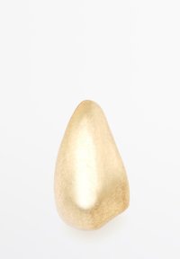 Gladde, glanzende, onregelmatig gevormde goudklomp met een licht puntige top op een witte achtergrond.