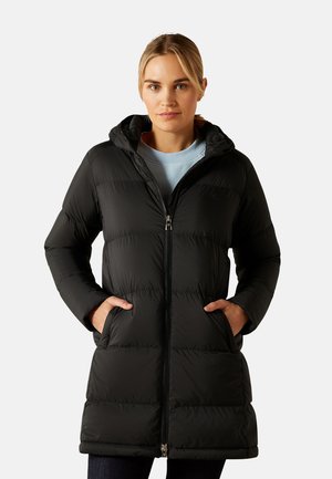 Schwarze Daunenjacke mit Kapuze, Reißverschluss vorne und seitlichen Taschen. Das Design umfasst gesteppten Bereiche und eine leicht taillierte Silhouette.