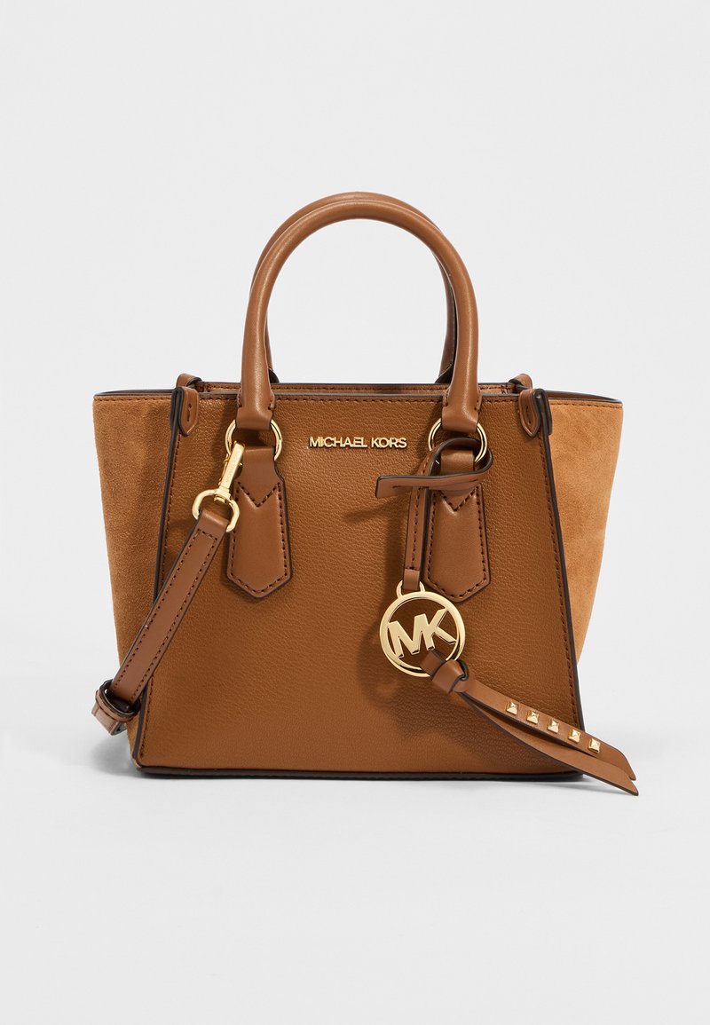 Braune Leder- und Wildlederhandtasche mit strukturierter Form, doppelten Obergriffen, abnehmbarem Tragegurt, Logo in Goldtönen und Nietenakzenten am Tragegurt.