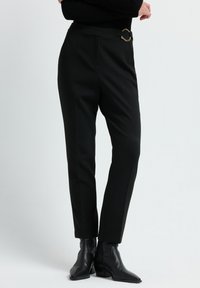 Unselected, black