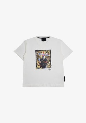 T-shirt bianca a maniche corte con una grafica astratta colorata e un design testuale centrati sul davanti, caratterizzati da motivi e forme sovrapposti.