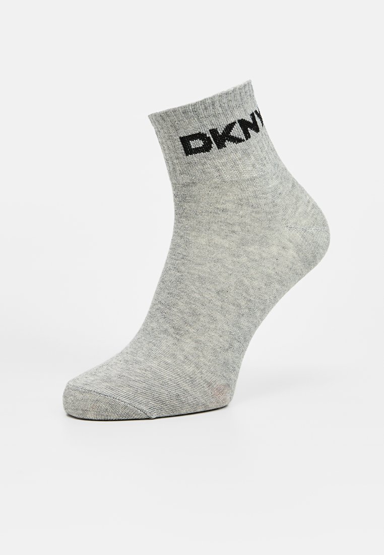 Graue Knöchelsocke aus Strickstoff, mit einem schwarzen "DKNY"-Logo am Bund. Glatte Textur mit runder Zehenpartie und verstärkter Ferse.