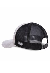 Casquette grise et noire avec une visière incurvée, un dos en mesh et une fermeture à pression réglable. Elle présente un logo brodé avec des ailes.