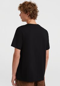 Sort kortærmet t-shirt lavet af blødt stof. Rund halsudskæring, afslappet pasform, og ingen synlige mønstre eller grafik.