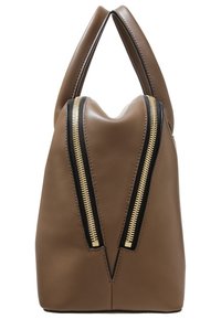 Brun läderhandväska med dubbla guldblixtlås, slät textur, unik triangelform och snedställda handtag.