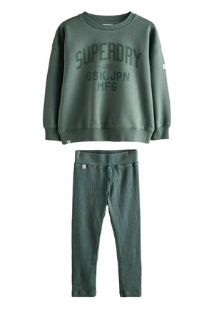 Grüner Sweatshirt mit "SUPERDAY"-Logo, Rundhalsausschnitt und gerippten Bündchen; passende grüne Leggings mit glatter Textur und elastischem Bund.