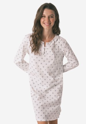 Camicia da notte bianca con motivo floreale blu e viola, maniche lunghe, scollatura rotonda e chiusura a bottoni sul davanti. Tessuto morbido.