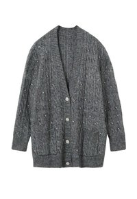 Grauer Strickcardigan mit einem Kabelmuster, dekorativen Perlenakzenten, zwei Vordertaschen und fünf Knöpfen.