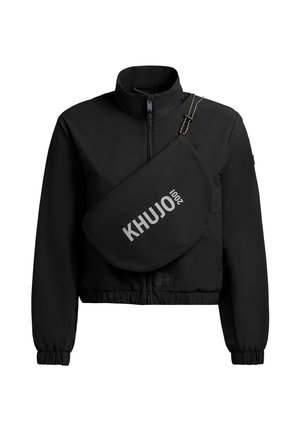 Czarna kurtka na zamek z elastycznymi mankietami i dołem, wyposażona w ukośną czarną torbę na ramię z nadrukiem "KHUJO 2001" w kolorze szarym.