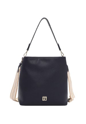 Bolso de cuero negro con un asa corta y una correa de hombro ajustable trenzada en beige, adornado con un pequeño logo de marca metálico.