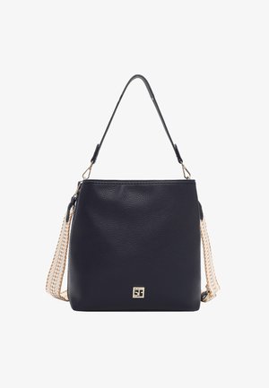 Sac à main en cuir noir avec une poignée courte et une bandoulière réglable tressée beige, agrémentée d'un petit logo de marque en métal.