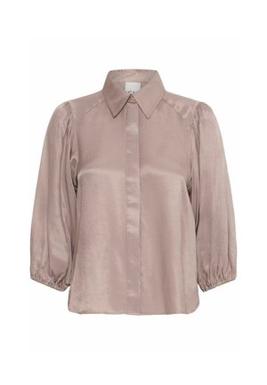 Blusa in satin di un morbido taupe con collo a camicia, maniche lunghe a sbuffo con polsini elasticizzati e chiusura frontale con bottoni. Texture liscia.