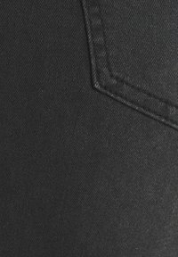 Melna denima auduma ar gludu tekstūru, kurā ir izšūta kabatas detaļa labajā pusē. Materiāls izskatās izturīgs un elastīgs.