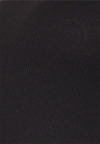 Tecido preto com rinhos e uma textura suave, apresentando linhas verticais que criam um padrão subtil. O material parece elástico e leve.