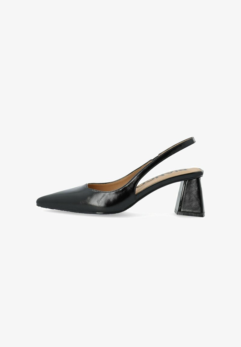 Chaussure slingback en cuir noir avec bout pointu et talon bloc sur fond blanc, vue de profil.