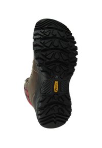 Gummilaufsohle mit tiefem Profil für gute Haftung, kombiniert mit einem robusten braunen Obermaterial und metallischen Akzenten, das über ein gesticktes Design verfügt.
