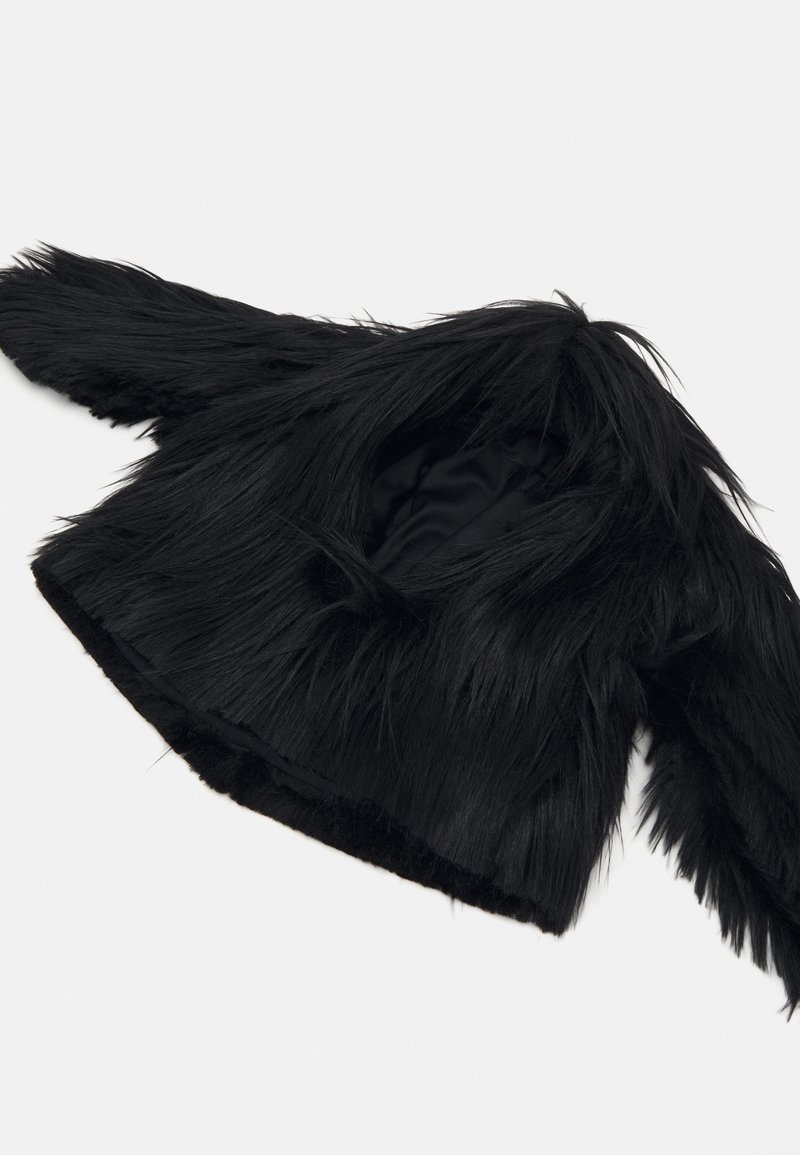 Zwarte faux fur jas met lange, gestructureerde vezels. Ontwerp met open voorkant, cropped lengte en een gladde binnenvoering. Geen zichtbare hardware.