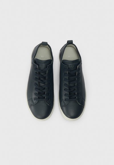 Sneakers pretos em couro com biqueira redonda e design de atacadores. Apresentam uma textura suave e solas de borracha, desenhadas para uso casual.