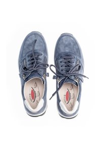 Blaue Wildlederschuhe mit weißen Akzenten, runde Zehenform, Schnürdesign und einer strukturierten Sohle. Ausgestattet mit silbernem Zubehör und bedruckten Einlegesohlen.