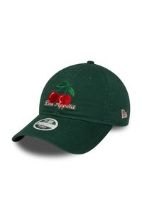 Groene honkbalpet met geborduurde kersen en de tekst "Bon Appétit". Voorzien van een gebogen klep en een verstelbare strap aan de achterkant.