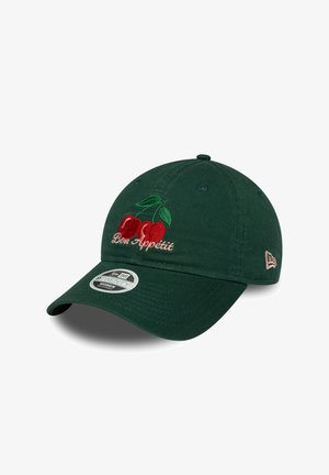 Groene honkbalpet met geborduurde kersen en de tekst "Bon Appétit". Voorzien van een gebogen klep en een verstelbare strap aan de achterkant.
