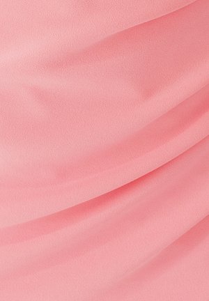 Hele roosa kangas, millel on pehme, sile tekstuur ja kerge läige. Sellel on drapeeritud voldid, mis loovad elegantse, voolava välimuse.