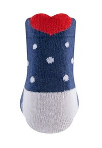 Blaue und weiße Socke mit rotem Herzdesign oben, versehen mit weißen Punkten auf dem blauen Stoff. Weicher Stoff, Knöchelhöhe.