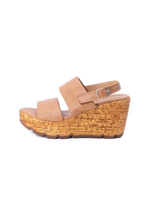 Sandali con zeppa in pelle beige, dotati di due fasce larghe, fibbia alla caviglia regolabile e una piattaforma in sughero testurizzato. Suola in gomma per una buona aderenza.