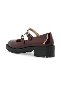 Burgundia patendi nahkkingad, millel on kaks reguleeritavat rihma, peep-toe disain ja paks must kummi konts, millel on tekstuuriline pind.