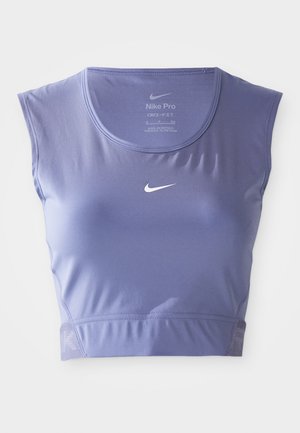 Fioletowy sportowy crop top Nike Pro Dri-FIT z okrągłym dekoltem, krótkimi rękawami i białym logo na piersi, z gładką, elastyczną teksturą.