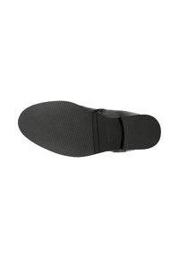 Černá kožená bota s pevným gumovým podpatkem, se strukturovaným designem a jednoduchým, nenápadným páskem na horní straně.