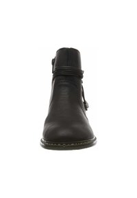 Botín de cuero negro hasta el tobillo con punta redonda, que presenta una correa decorativa y detalle de hebilla. Acentos cosidos a lo largo de la suela.