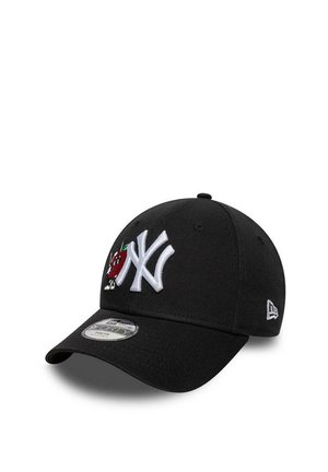 Gorra de béisbol negra de los New York Yankees con logo blanco y pequeño personaje de chile rojo bordado en el lado delantero izquierdo.