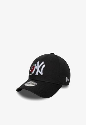 Schwarze New York Yankees Baseballkappe mit weißem Logo und kleinem roten Chili-Schoten-Motiv auf der Vorderseite links bestickt.