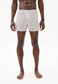 Boxer shorts en coton gris avec une taille élastique, offrant une coupe décontractée et sans motifs visibles, conçus pour le confort et la liberté de mouvement.
