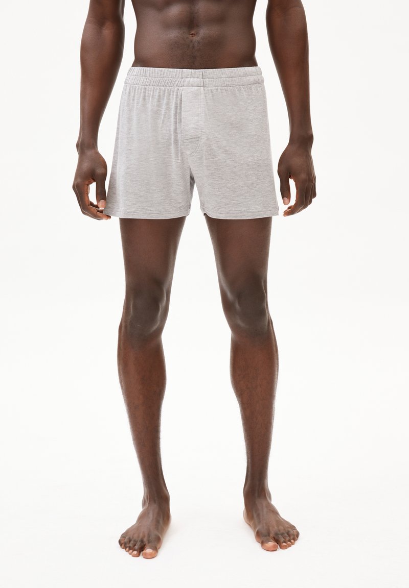 Boxer shorts en coton gris avec une taille élastique, offrant une coupe décontractée et sans motifs visibles, conçus pour le confort et la liberté de mouvement.