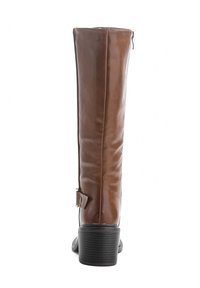 Bota marrón de cuero hasta la rodilla con textura suave, tacón prominente, cremallera lateral y correa decorativa cerca de la parte superior.