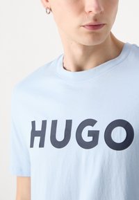 HUGO DULIVIO - Nyomott mintás póló - pastel blue