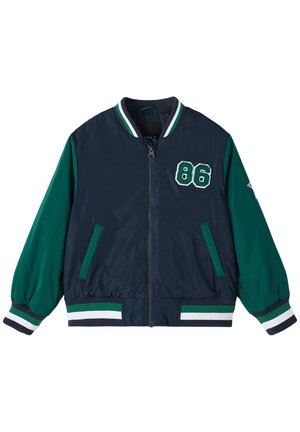 Chaqueta bomber azul marino y verde con puños y dobladillo a rayas, cremallera frontal, dos bolsillos y parche con el número "86" en el pecho.