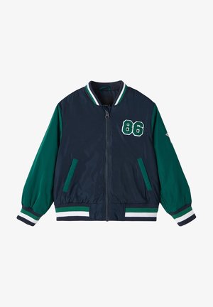 Veste bomber bleu marine et vert avec poignets et ourlet rayés, fermeture éclair avant, deux poches et écusson numéro "86" sur la poitrine.